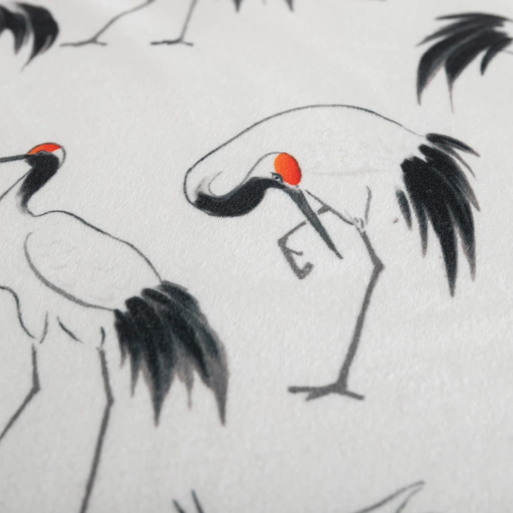 Biała gładka poszewka z grafiką żurawi po jednej stronie