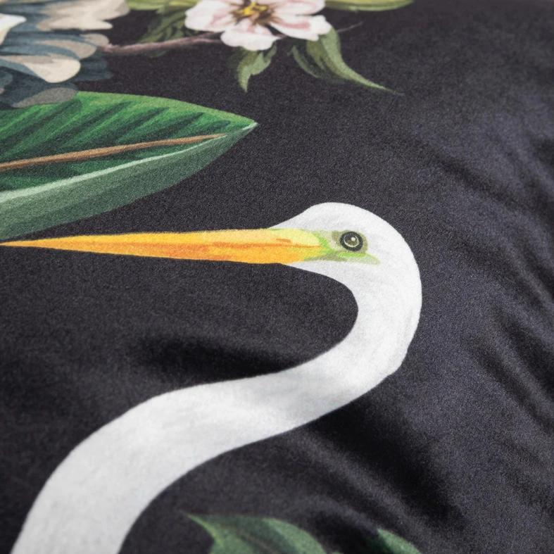 Czarna poszewka z przyrodniczym motywem kwiatów i ptaków