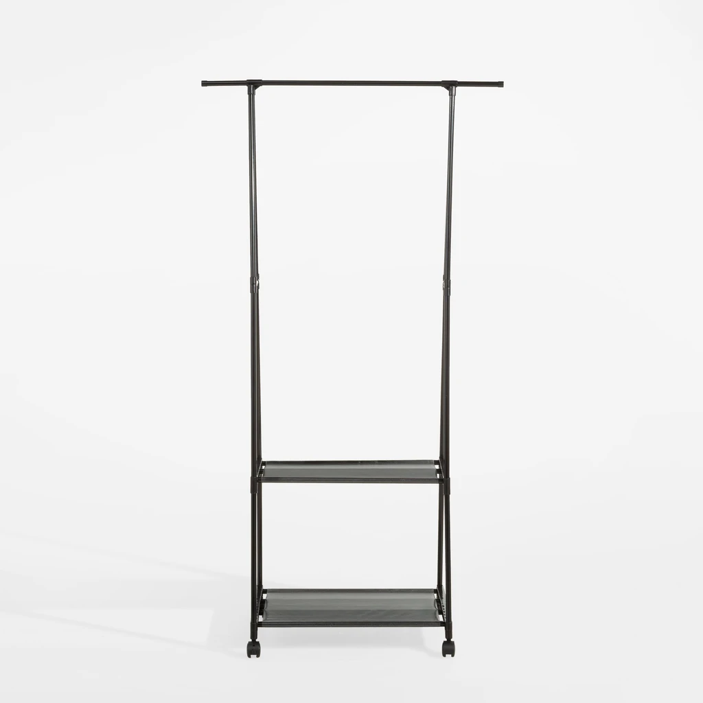 Czarny, metalowy wieszak na ubrania z drążkiem i dwiema półkami na ubrania, akcesoria i buty, na kółkach. Widok od frontu. 