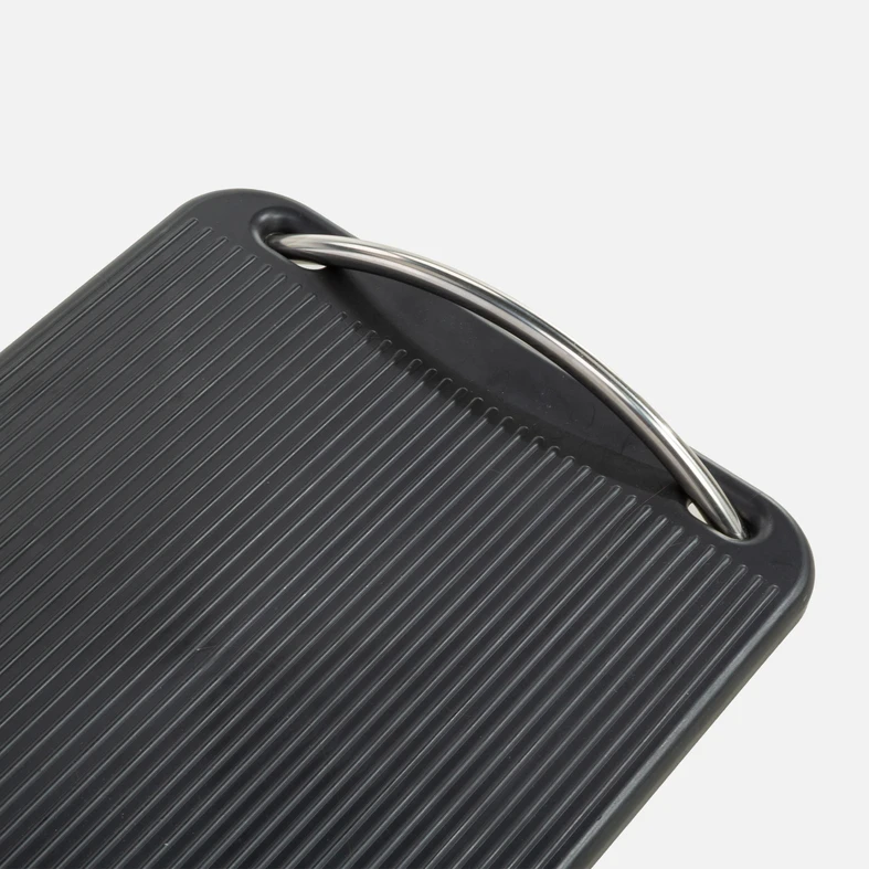 Detal, profilowana, prążkowana powierzchnia podnóżka. 