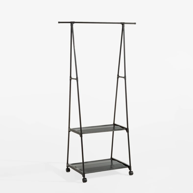 Czarny wieszak stojący widziany z ukosa. 