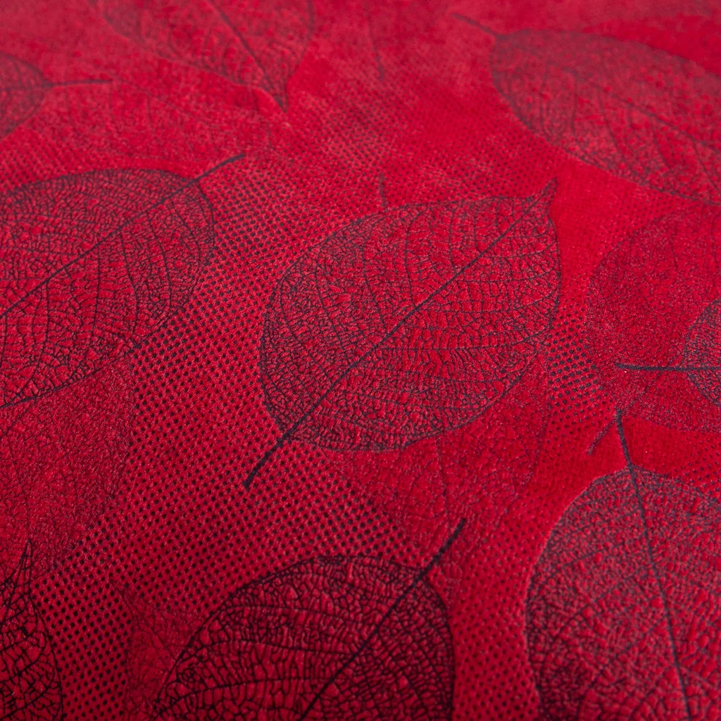 Czerwona welurowa poszewka z roślinnym motywem