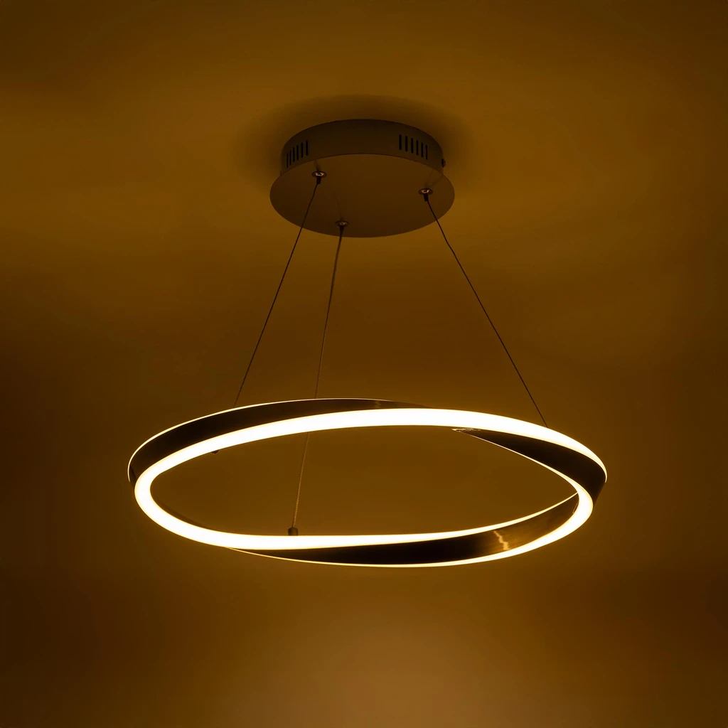 GIRONA to model lampy wiszącej o pierścieniowej budowie, która podkreśli minimalistyczny styl Twojego salonu.