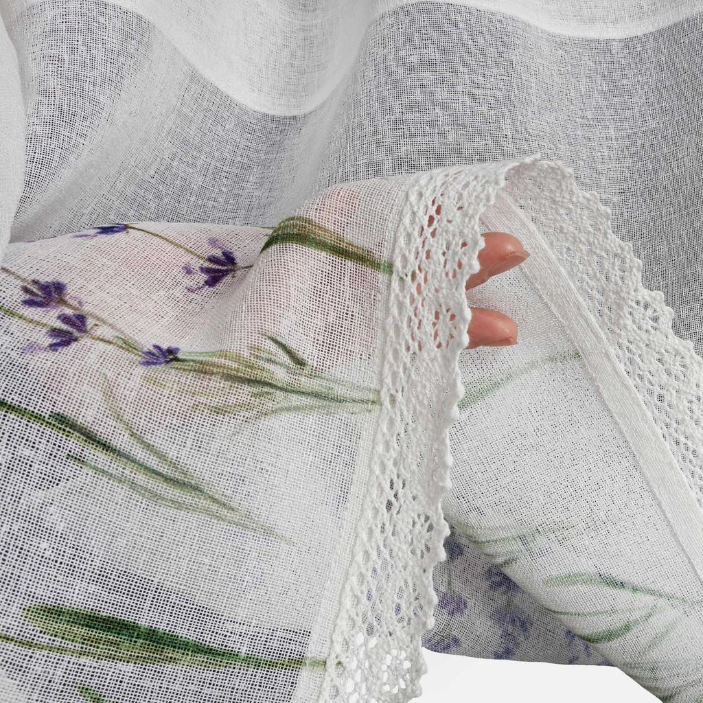 Biała zazdrostka do kuchni w fioletowe kwiaty i motylki