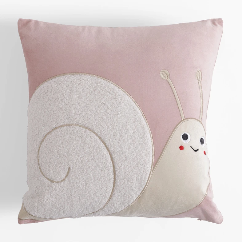 Różowa poszewka dziecięca z motywem ślimaka