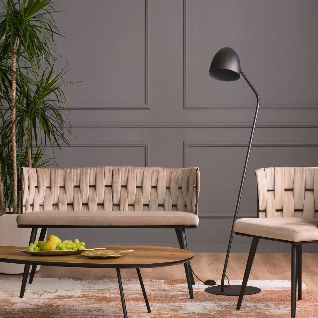 Czarna oprawa SOHO ładnie prezentuje się w jasnym, chłodnym wnętrzu oraz w ciepłych pastelowych kolorach otoczenia.