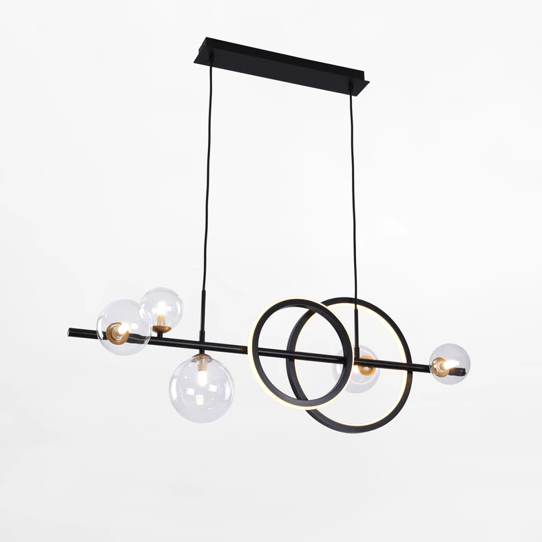 Wiszący model lampy TAREMI idealnie sprawdza się w pomieszczeniach z wysokim sufitem. Posiada maksymalną długość zawieszenia 150 cm.