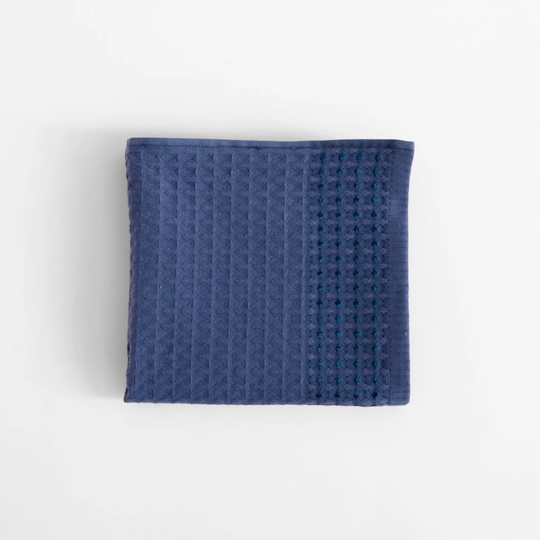 Granatowy bawełniany ręcznik o fakturze waflowej