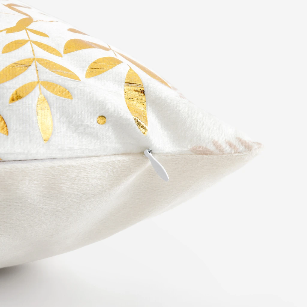 Zbliżenie na wykończenie białej poszewki. Widoczny subtelny uchwyt zamka w kolorze poszewki. 