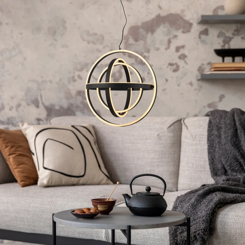 TESS to lampa wisząca o niezwykle ciekawym, wręcz kosmicznym designie.