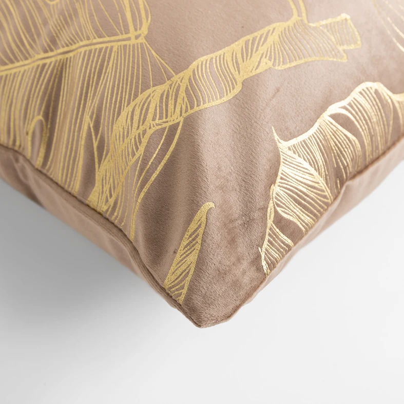 Beżowa welurowa poszewka ze złotym wzorem monstery