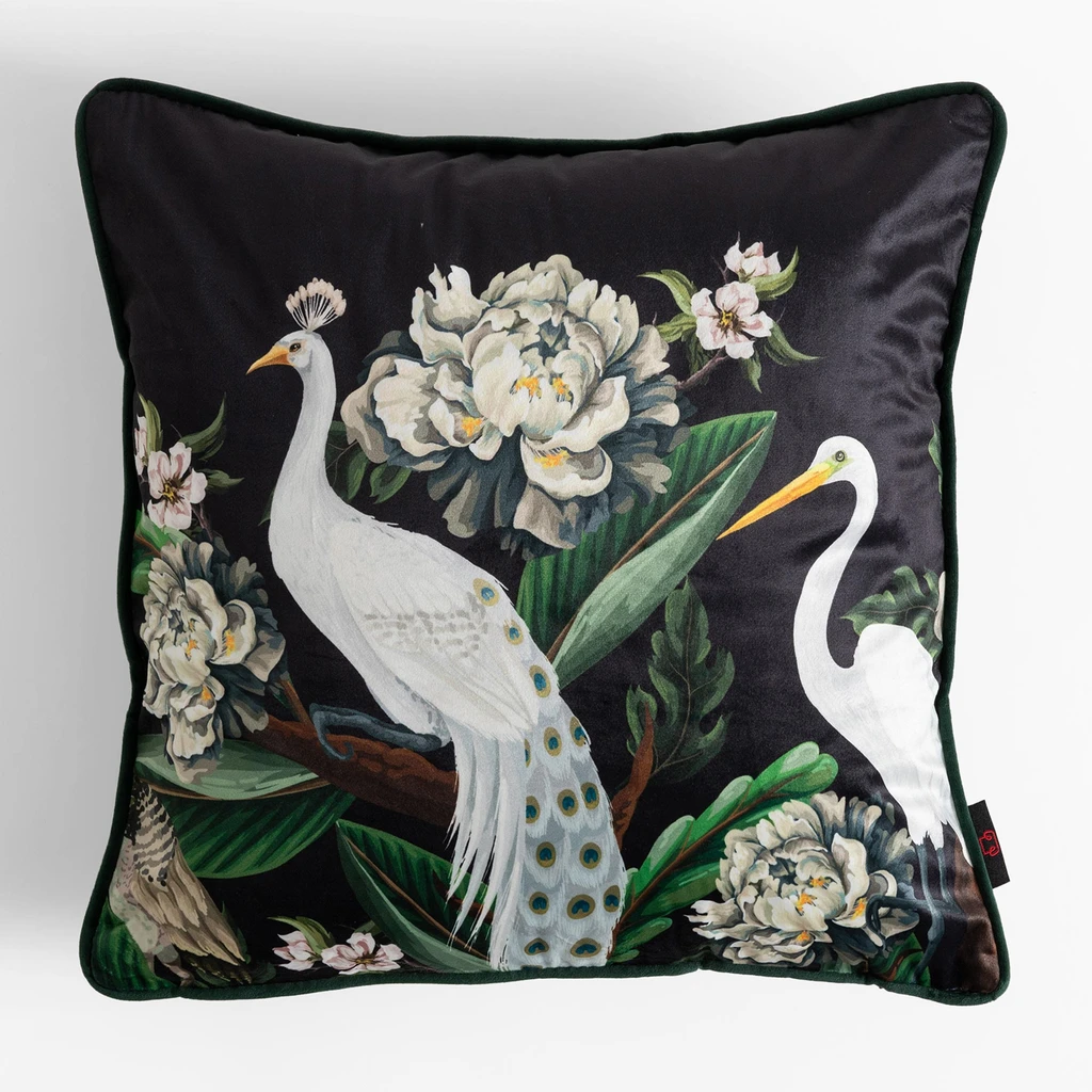 Czarna poszewka z przyrodniczym motywem kwiatów i ptaków