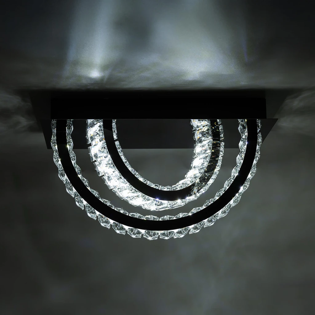 TULA w salonie to oświetlenie a zarazem piękna dekoracja w klimacie glamour.