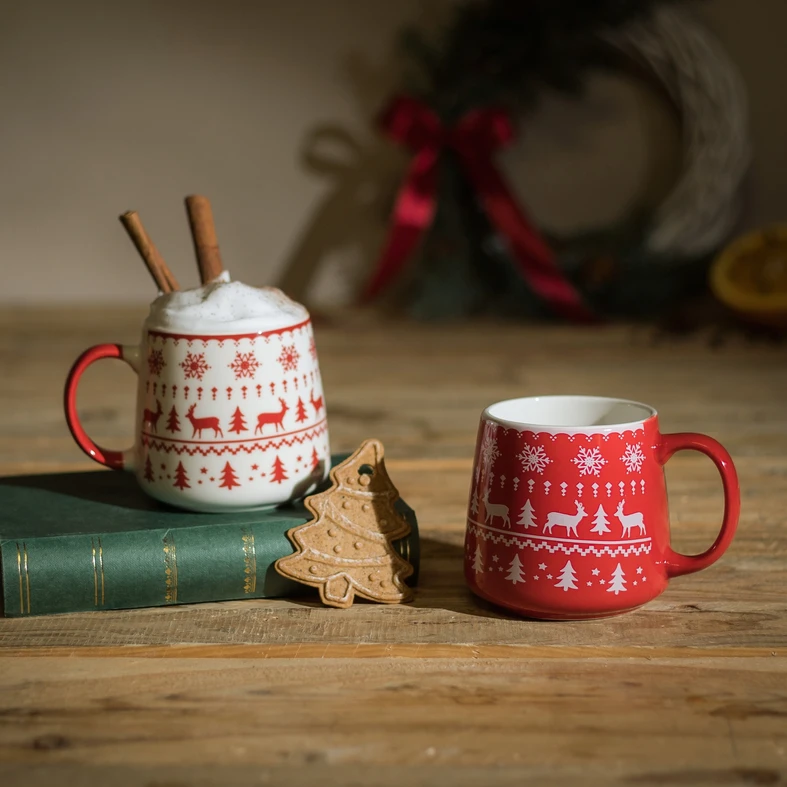 Vianočný hrnček so sobmi červený 380 ml