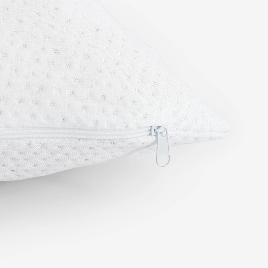 Zbliżenie na biały zamek błyskawiczny poduszki.