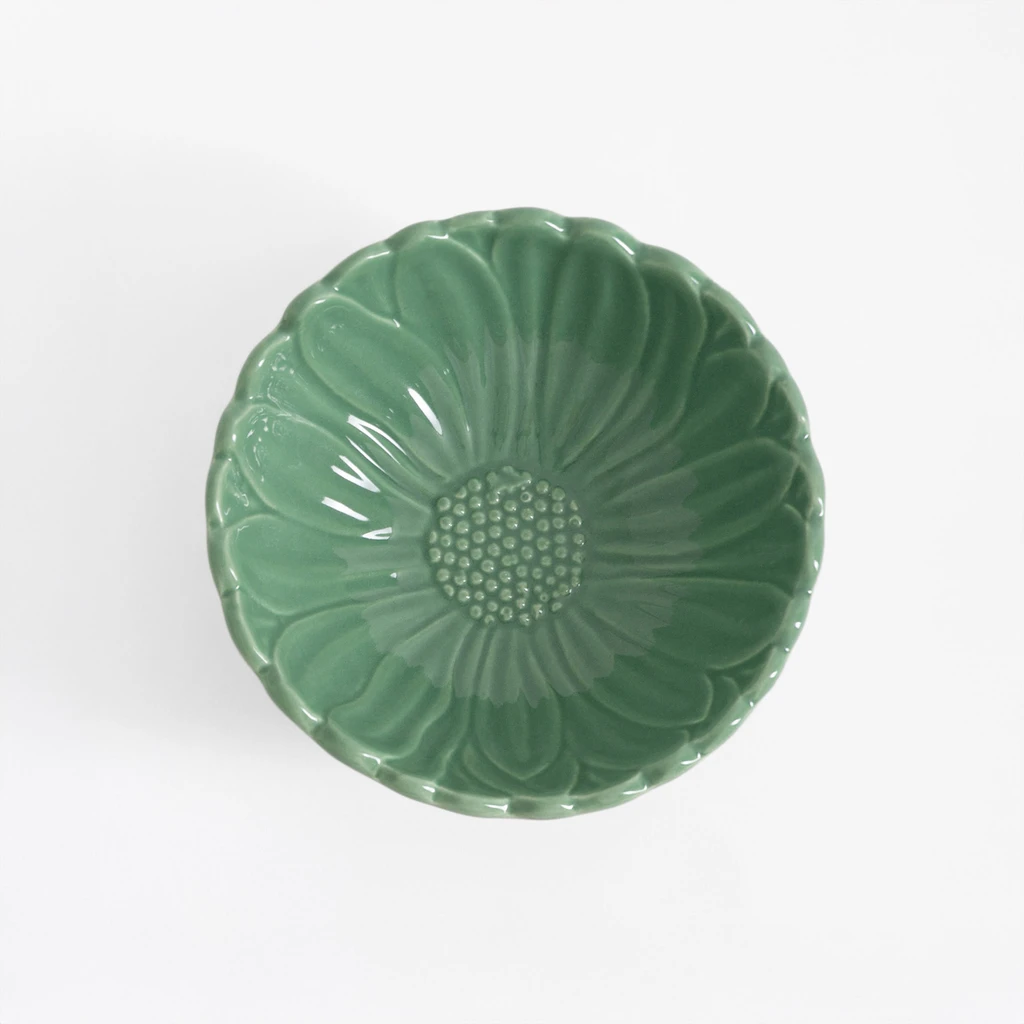 Zielona miska w kształcie kwiatka