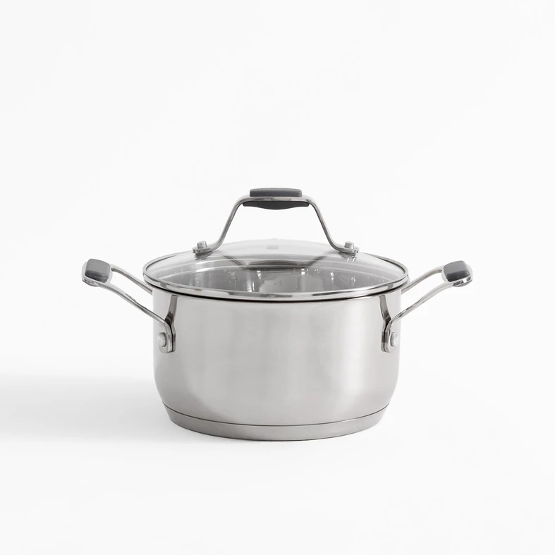 Srebrny stalowy garnek na indukcję