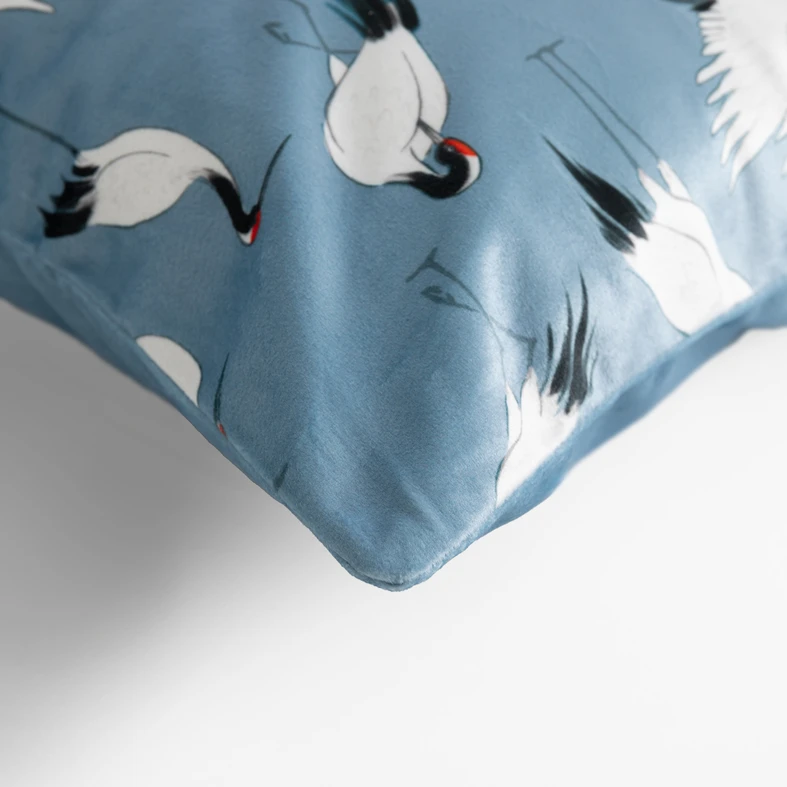 Niebieska, gładka poszewka z grafiką żurawi po jednej stronie