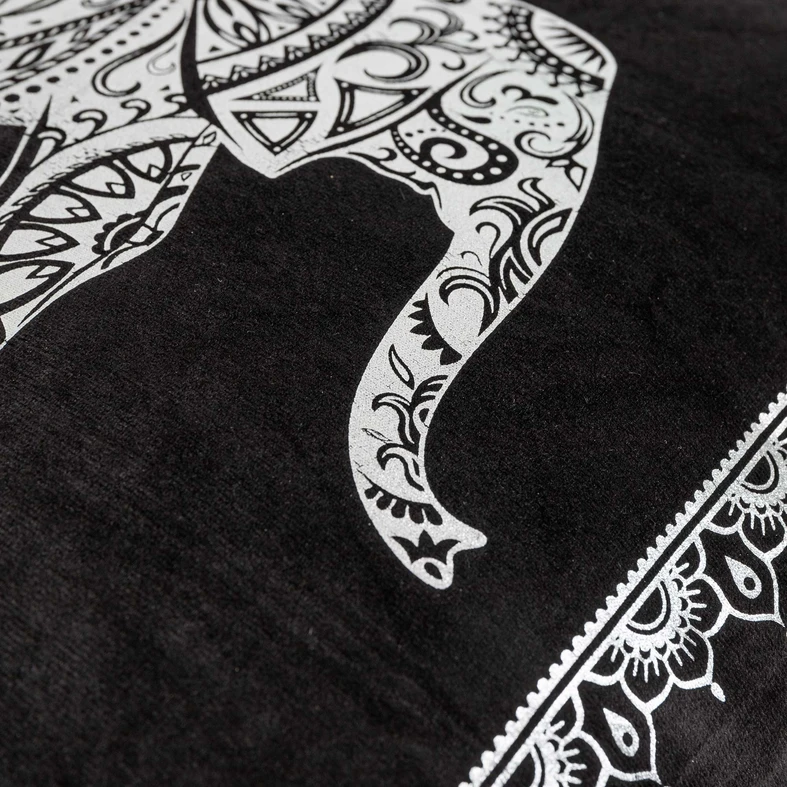 Czarna poszewka ze srebrnym słoniem