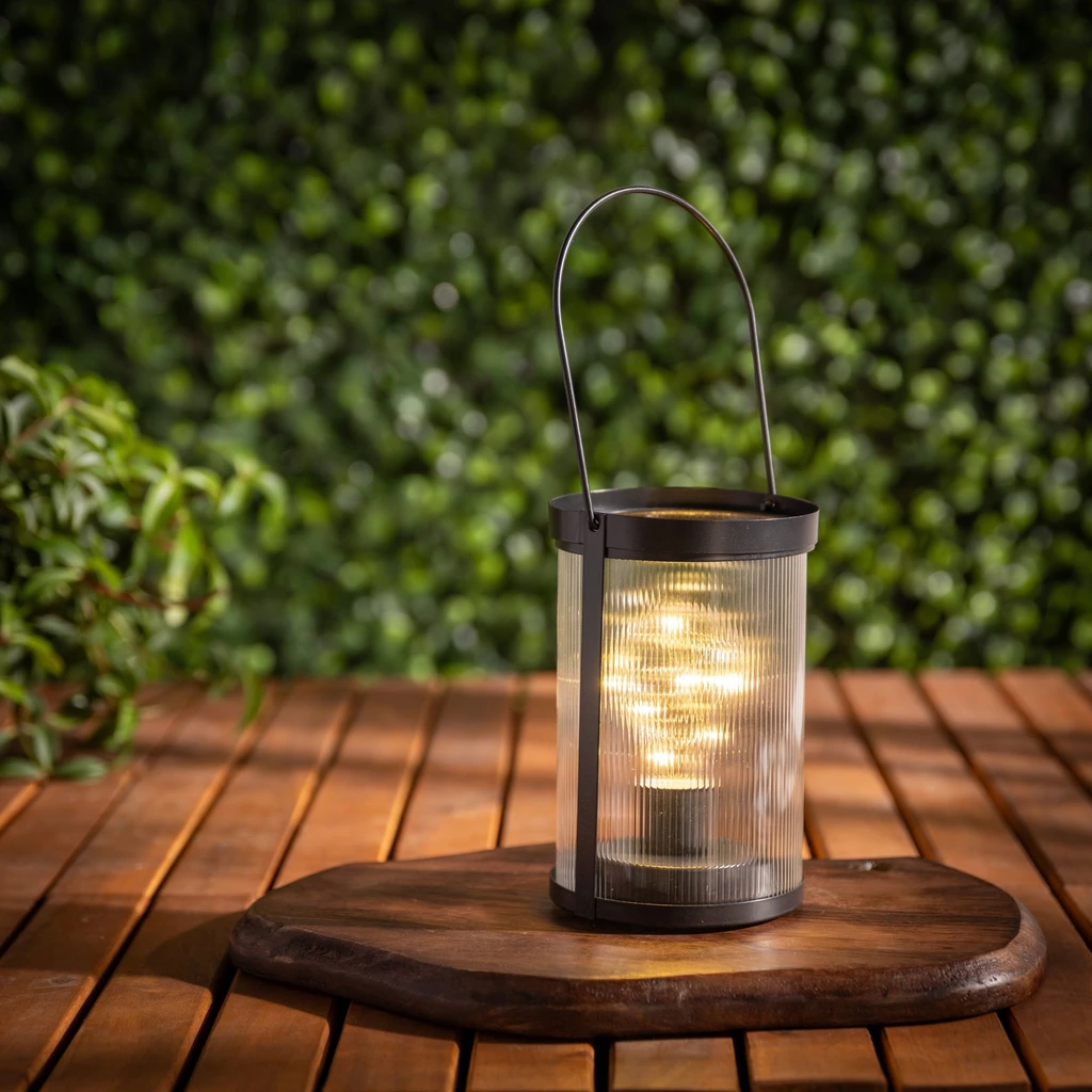 Źródło światła stanowi 8 punktów LED wsuniętych do oprawy tradycyjnej kulistej żarówki.