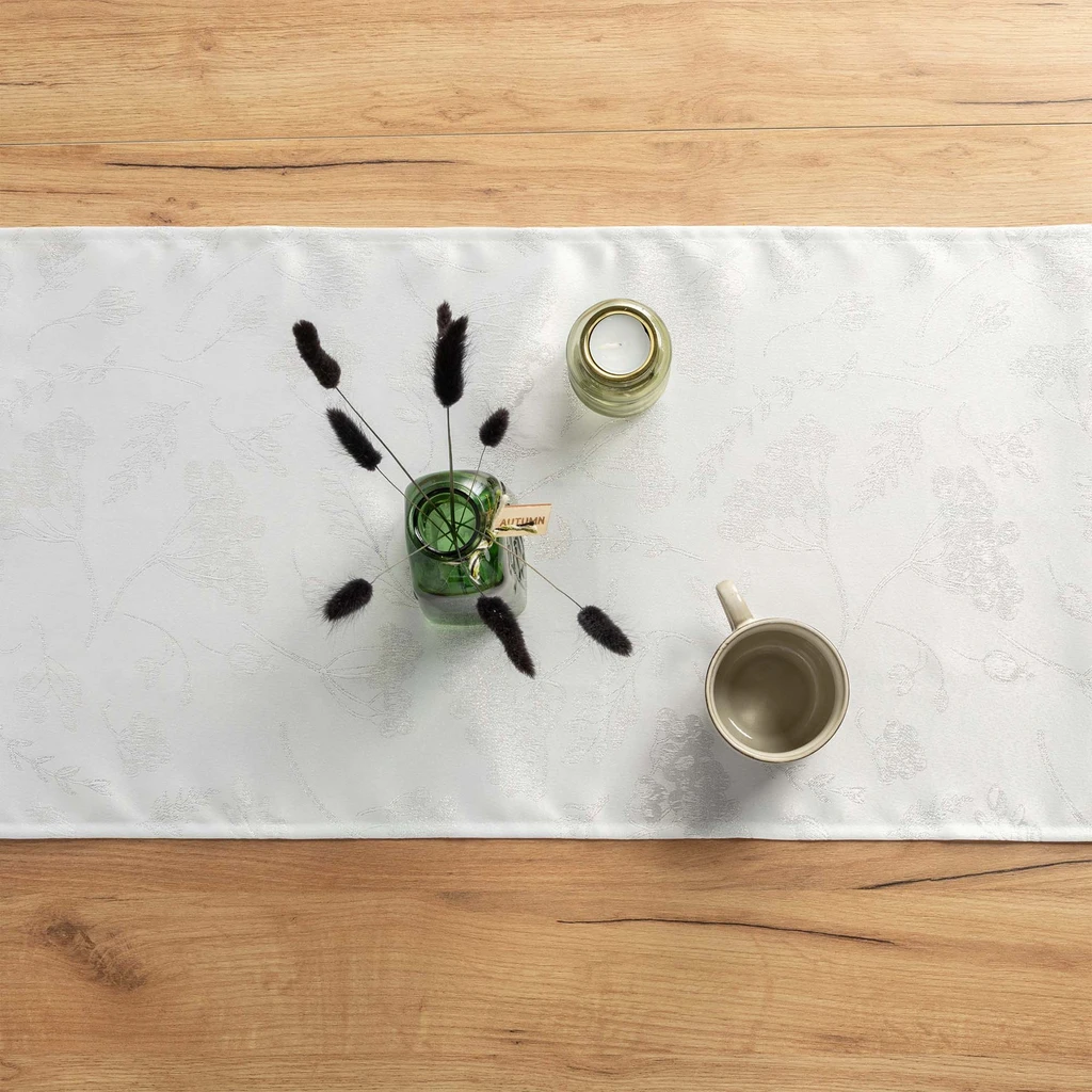 Biały bieżnik na stół z roślinnym motywem