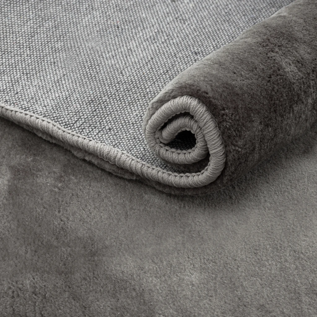 Koberec imitujúci kožušinu strieborný PLUSH 60x110 cm