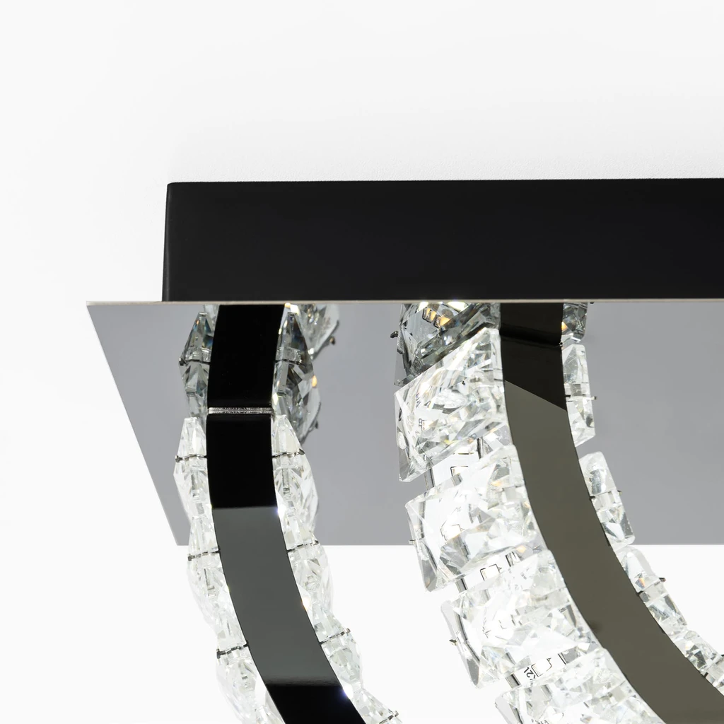 TULA w salonie to oświetlenie a zarazem piękna dekoracja w klimacie glamour.