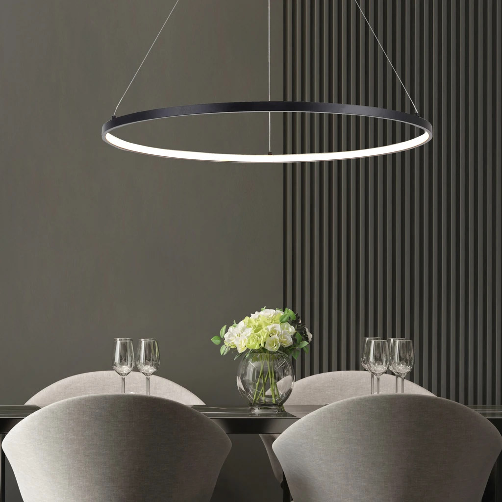 W modelu wiszącym HORIK zintegrowane z obudową oświetlenie LED ma moc 32W i strumień świetlny rzędu 3500 lumenów.