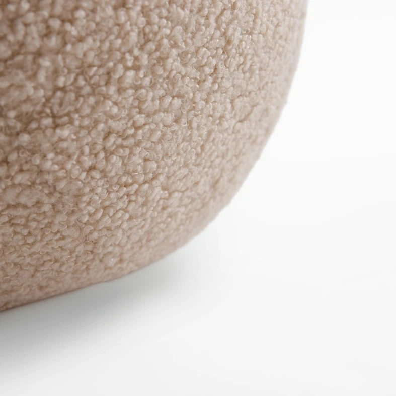 Beżowa poduszka ozdobna kula