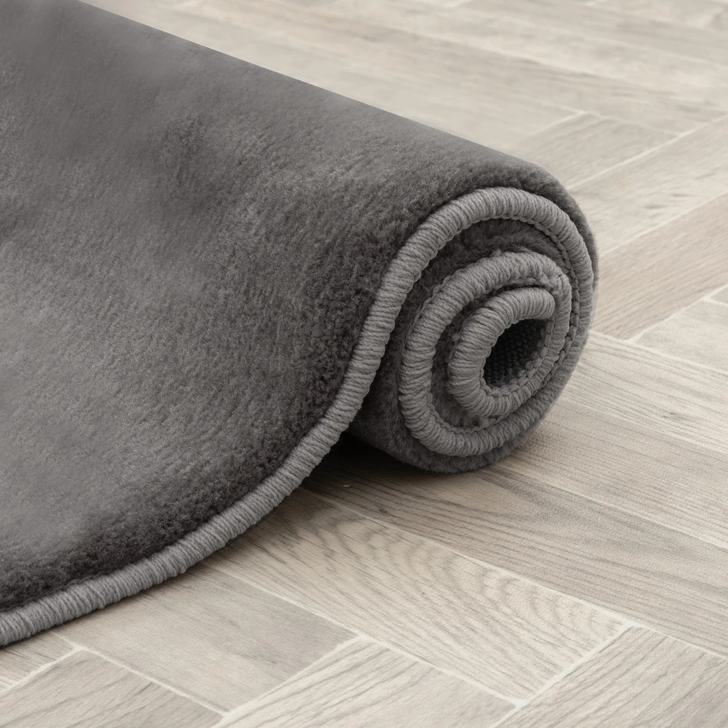 Koberec imitujúci kožušinu strieborný PLUSH 60x110 cm