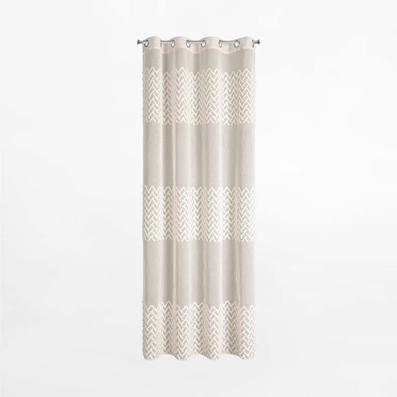 Beżowa zasłona na przelotkach z geometrycznym motywem