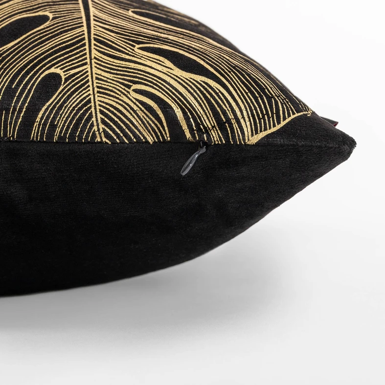 Czarna welurowa poszewka ze złotym wzorem monstery