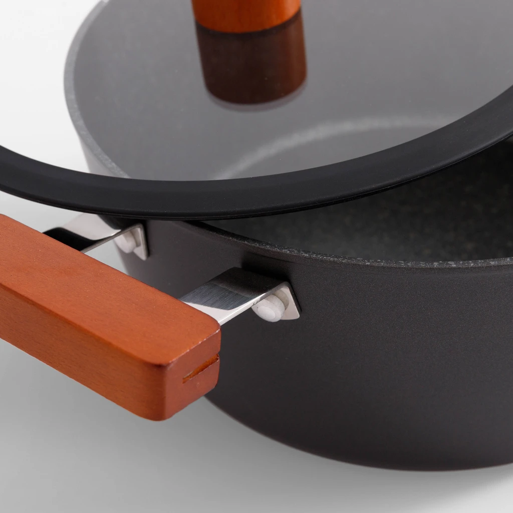 Aluminiowy garnek z pokrywką