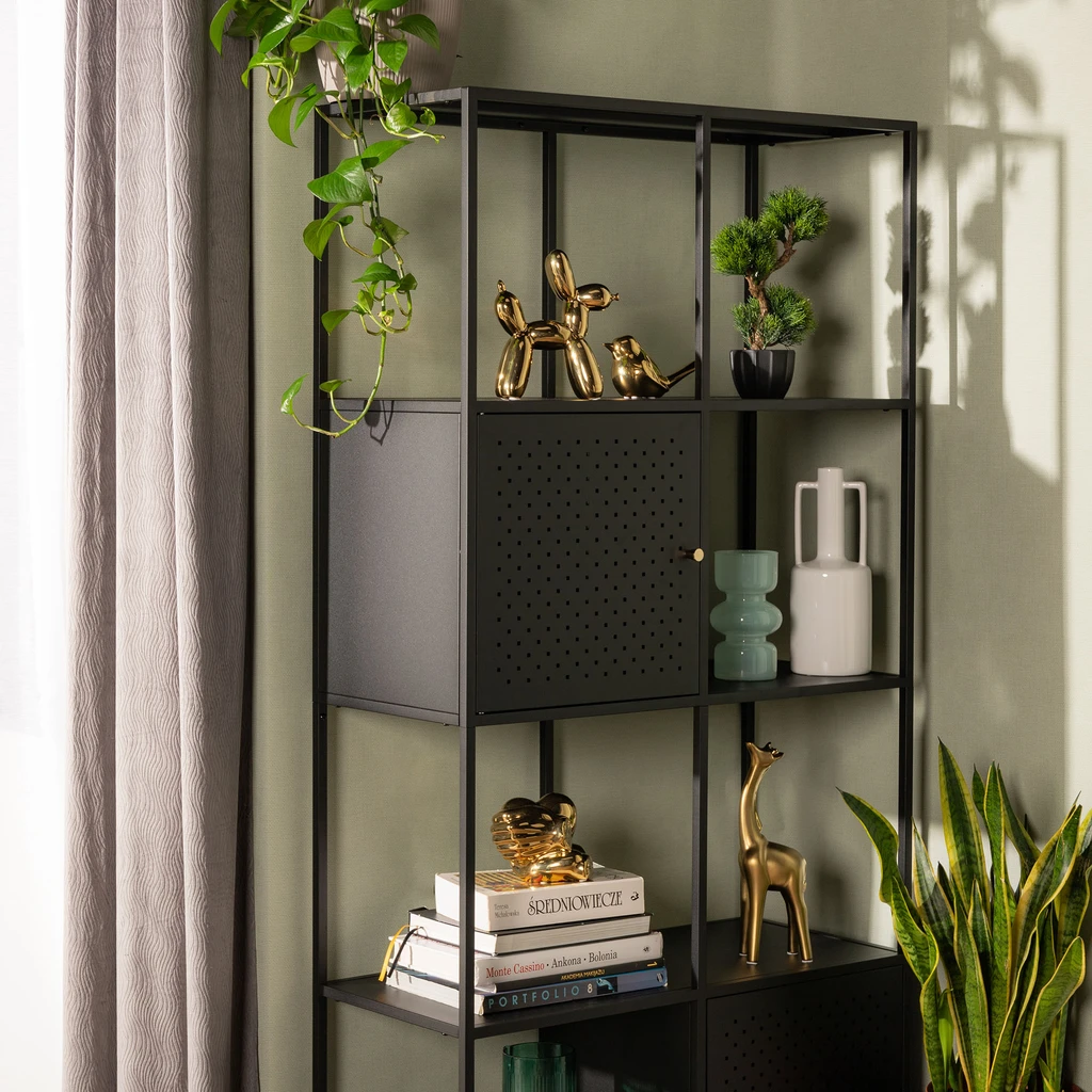 Złota żyrafa z podniesioną do góry szyją.