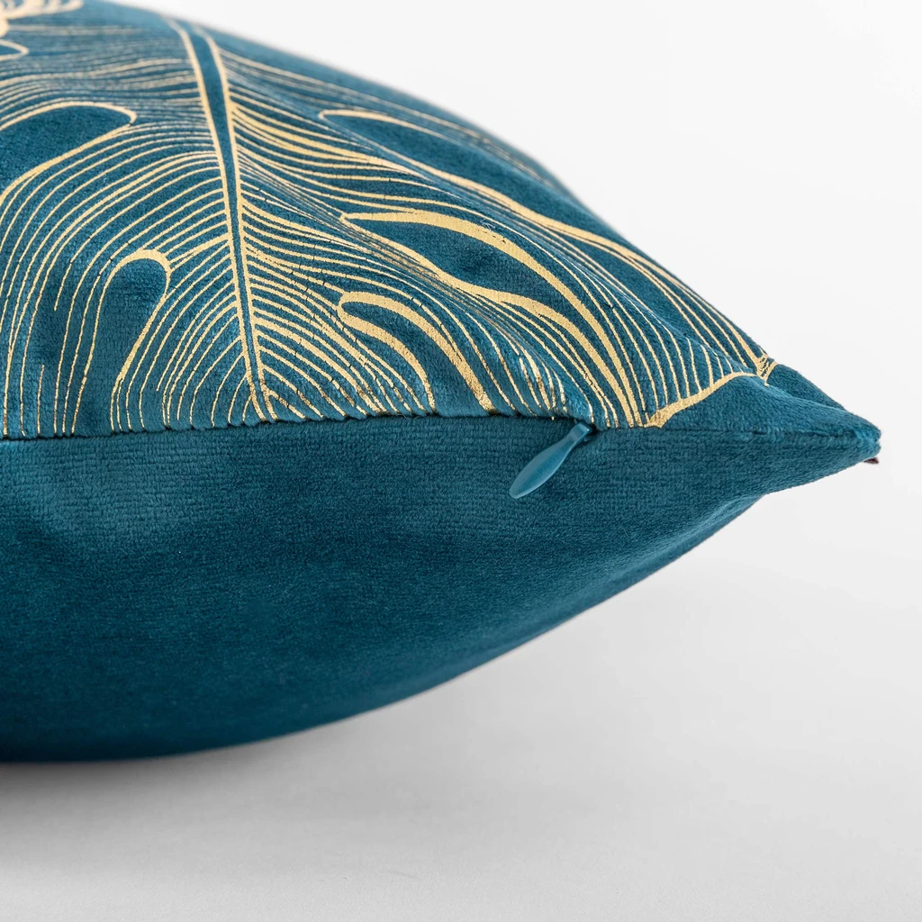 Turkusowa poszewka welurowa ze złotym wzorem liści monstery