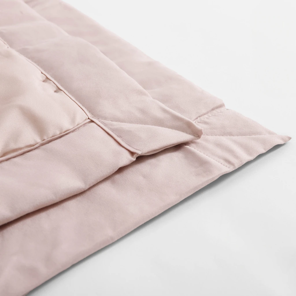 Beżowa narzuta na łóżko