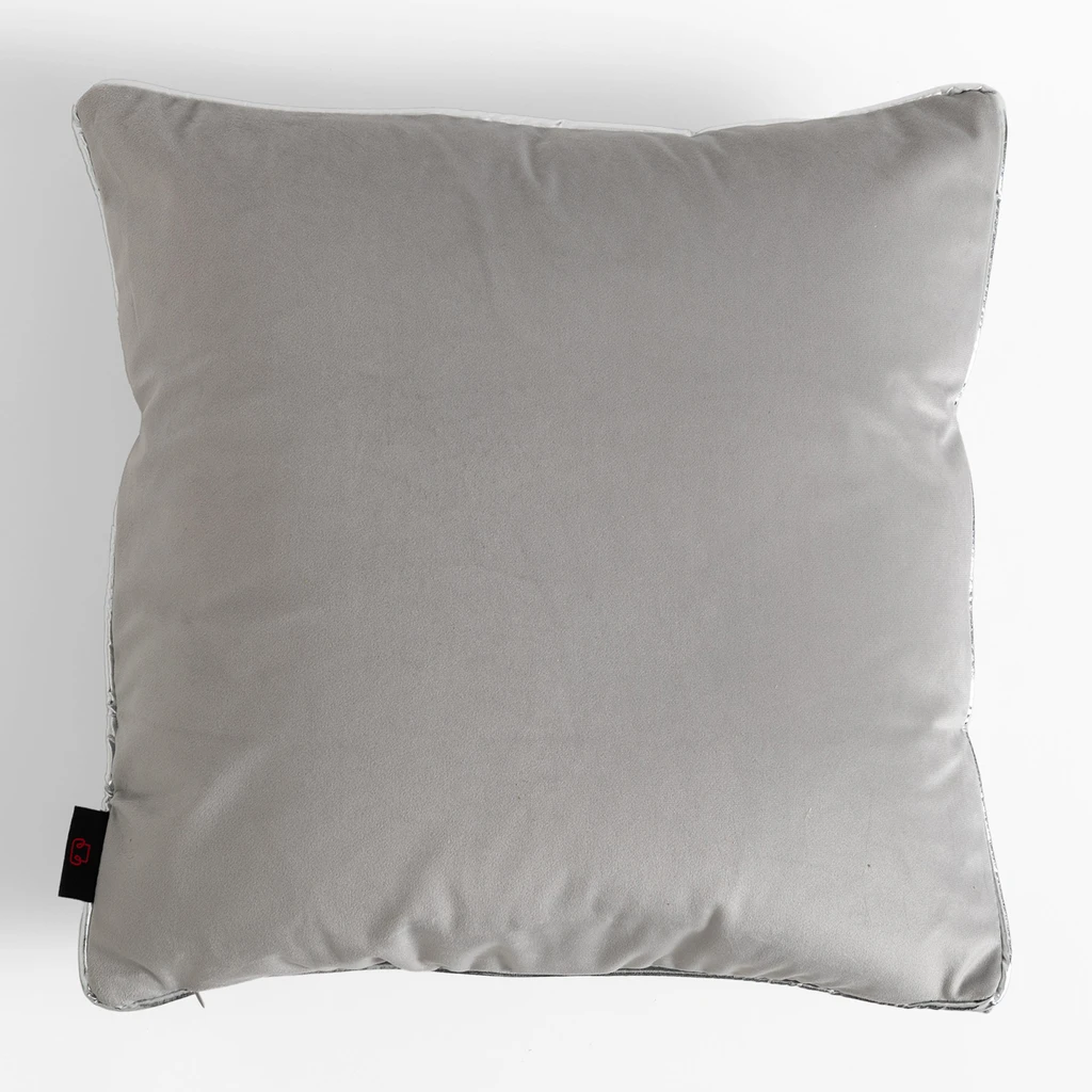 Jasnoszara poszewka ze srebrnym słoniem