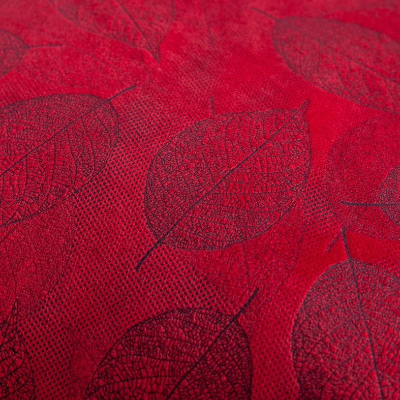 Czerwona welurowa poszewka z roślinnym motywem