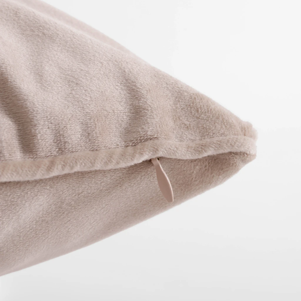 Welurowa poszewka beżowa w kwiaty