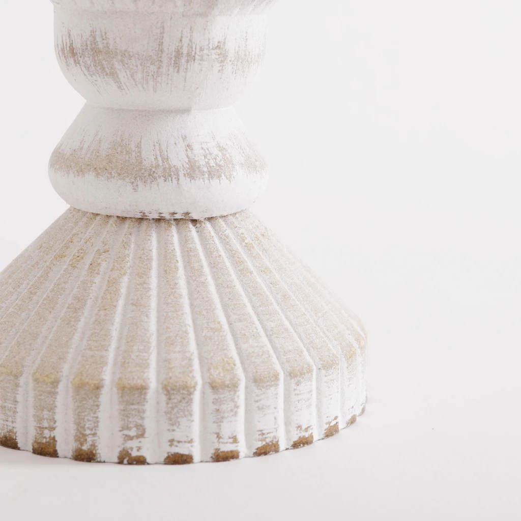 Biały świecznik na jedną świecę