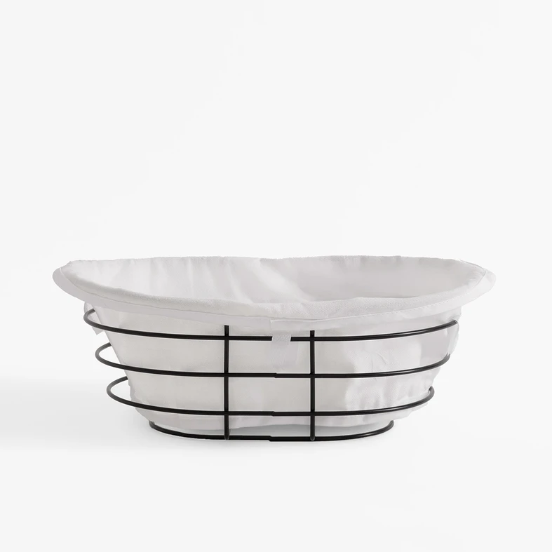 Metalowy koszyk na pieczywo z białym wkładem z bawełny