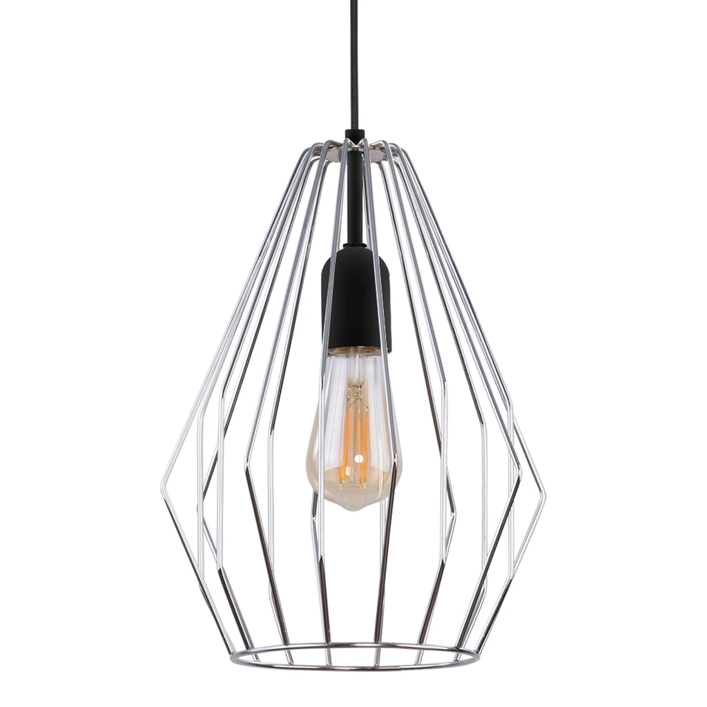 Lampa wisząca z kolekcji BRYLANT o średnicy 23 cm zwraca uwagę geometryczną formą. Żarówka została osadzona wewnątrz metalowego, żebrowanego klosza. Jego konstrukcja sprawia, że podczas świecenia efektownie załamuje światło, podkreślając wyjątkowy nastrój