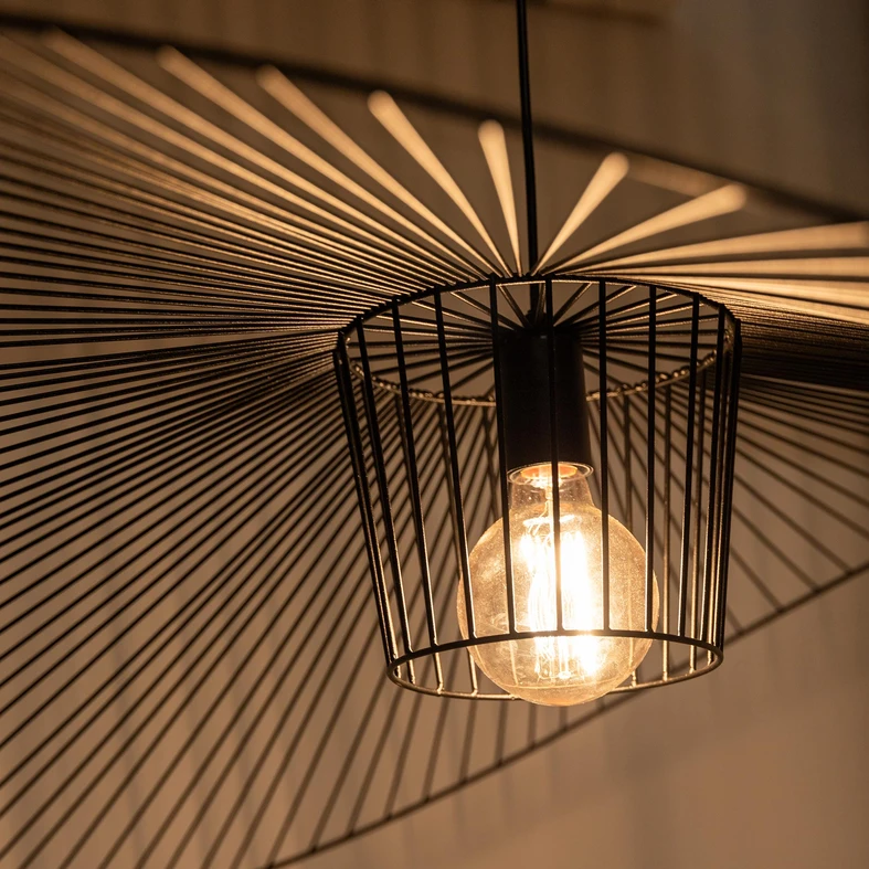 Klosz lampy przypomina sieć, która układająca się w kształt rozłożystego kapelusza.