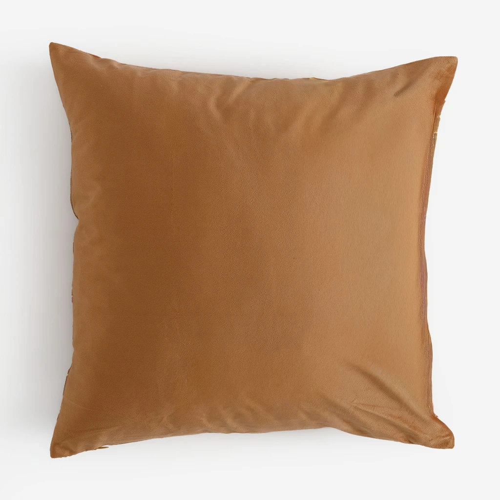 Rewers jasnobrązowej poszewki bez wzoru. 