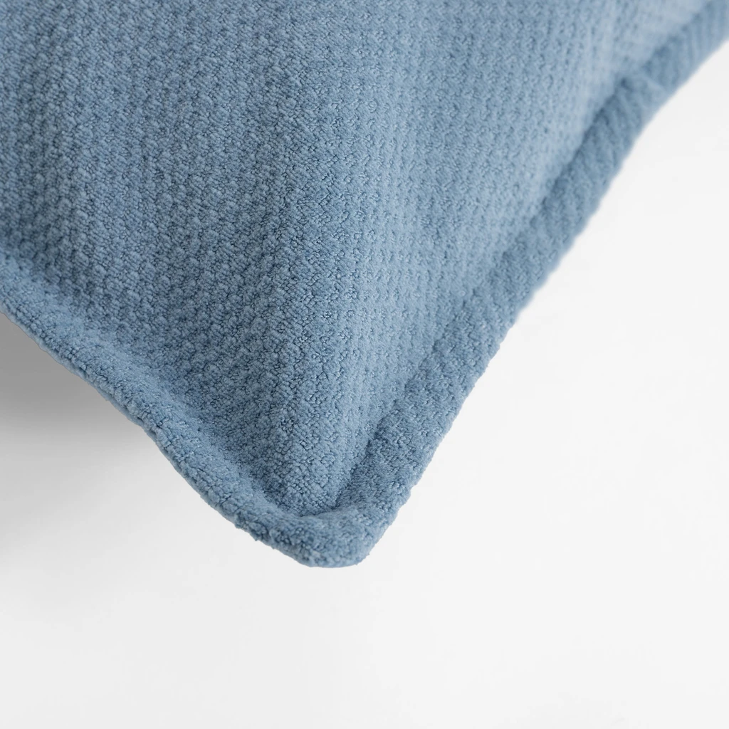 Niebieska poszewka ozdobna z zamkiem