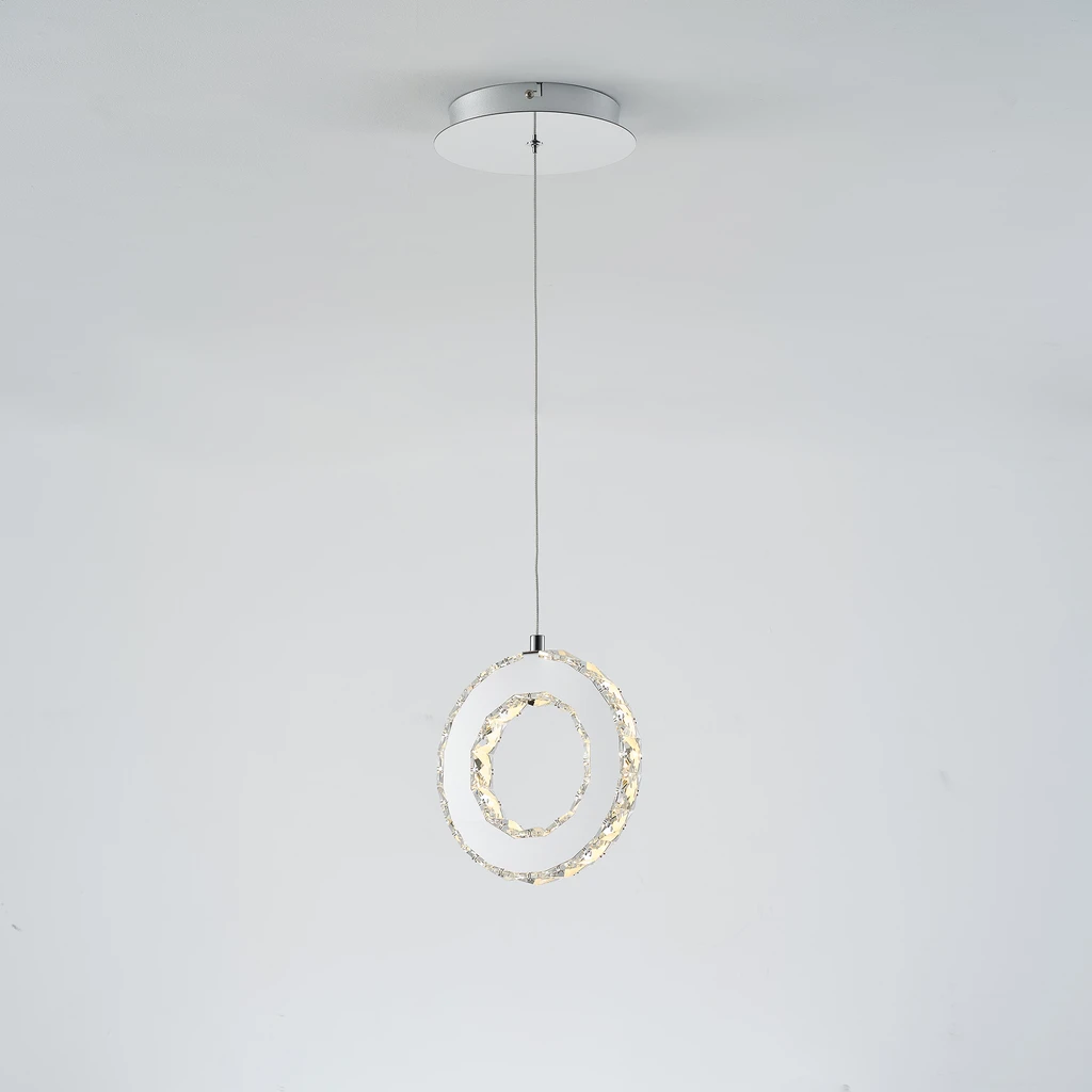 GIRONA zwraca uwagę fantazyjnym, przyjemnym dla oka kształtem oraz stylizowanymi na kryształowe ozdobami w centrum misternie wykonanej konstrukcji.