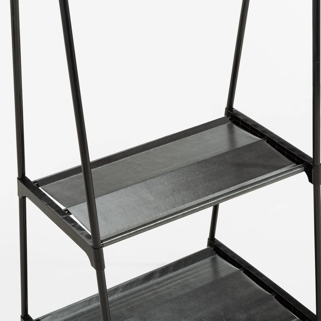 Zbliżenie na czarne półki z materiału z tworzywa. 