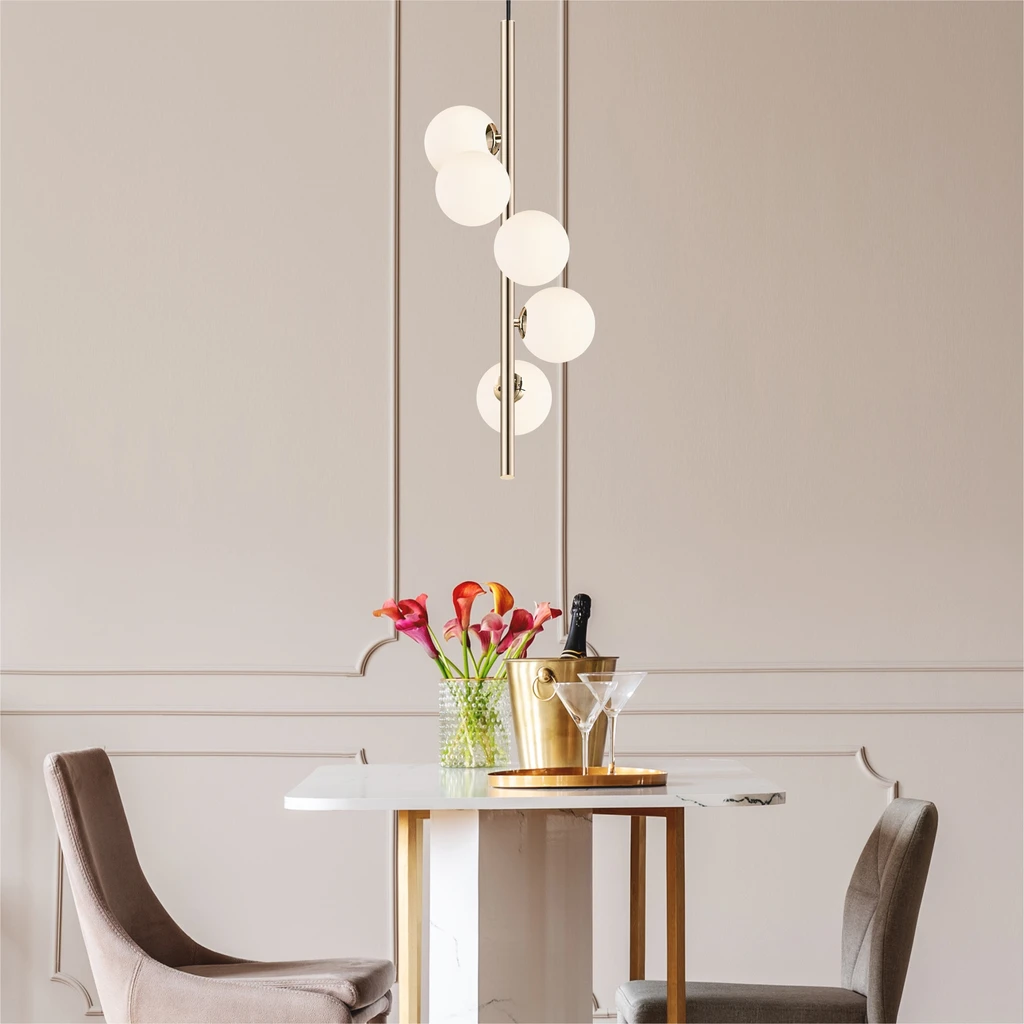 Lampa ARCTURUS posiada oprawę dla 5 żarówek LED typu G9 o mocy maksymalnej 4W.