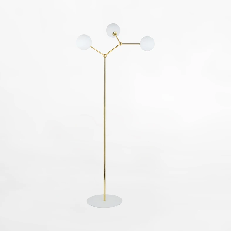 FAIRY wyposażona w 3 żarówki jest lampą reprezentacyjną - rozjaśni przestronny salon lub sypialnię.