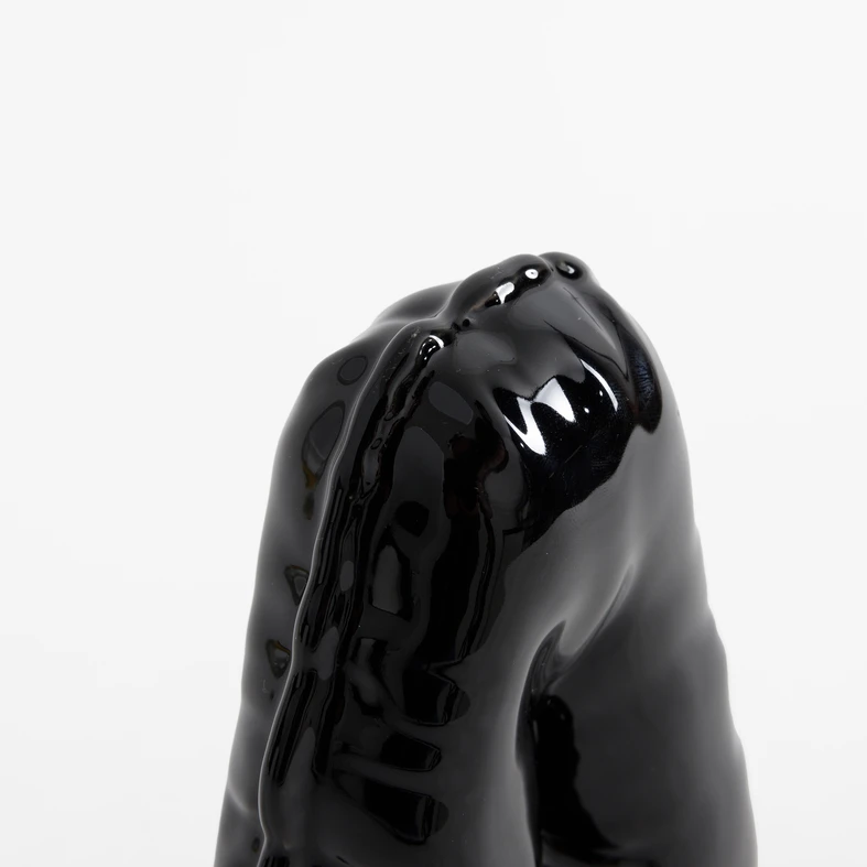 Czarna figurka dekoracyjna w kształcie litery A.